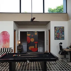 The Roadhouse - Minutes From The Runway , Zirakpur India